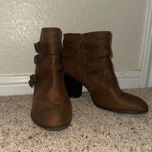WOMENS SIZE 11 brown heeled boot